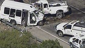 Při srážce minibusu s autem v Texasu zemřelo 12 lidí.