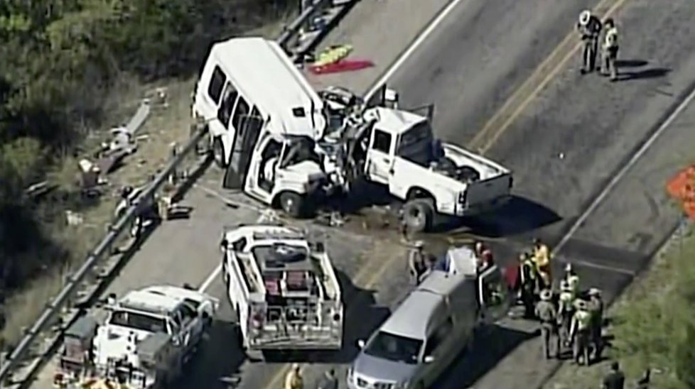 Při srážce minibusu s autem v Texasu zemřelo 12 lidí.