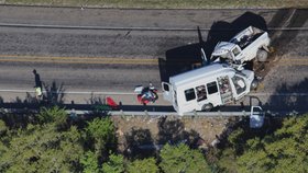 Při srážce minibusu s dodávkou v Texasu zemřelo 13 lidí.