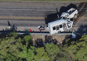 Při srážce minibusu s dodávkou v Texasu zemřelo 13 lidí.