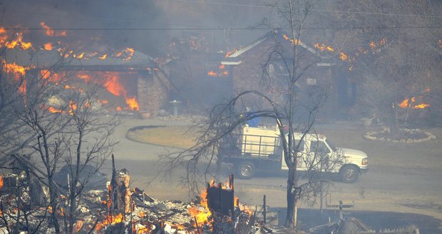 Texasani se snaží dostat z dosahu ničivých plamenů