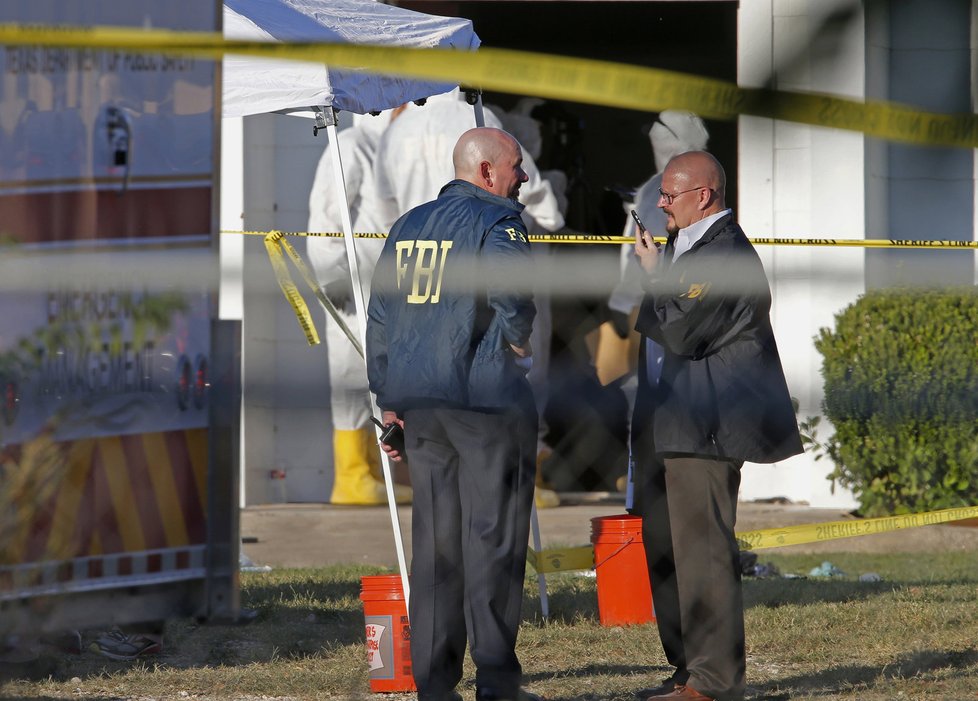 Vyšetřování na místě texaského masakru v Sutherland Springs