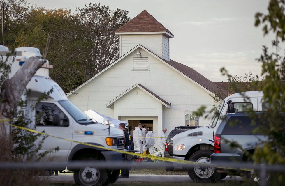 Vyšetřování na místě texaského masakru v Sutherland Springs