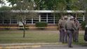 Nejméně 19 dětí a dva dospělé zabil v úterý střelec vyzbrojený dvěma útočnými puškami na základní škole v texaském městečku Uvalde, které se stalo dějištěm další z dlouhé řady hromadných vražd na veřejných místech ve Spojených státech.