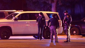 Při střelbě na texaské univerzitě zemřel policista.