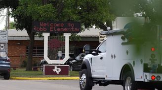 Mladík zastřelil 21 lidí na základní škole v Texasu. Předtím děti varoval, ať si dají pozor