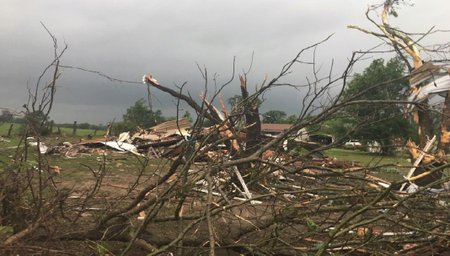 Nejméně pět lidí přišlo o život kvůli sérii tornád v americkém státě Texas.