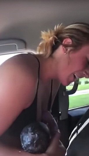 Texasanka porodila za jízdy v autě před zraky manžela a dětí.