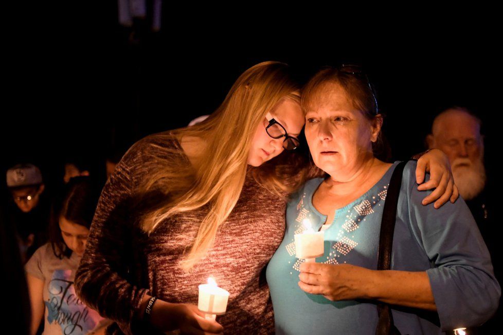 Pieta před baptistickým kostelem v Sutherland Springs (Texas, USA), kde střelec zavraždil 26 lidí.