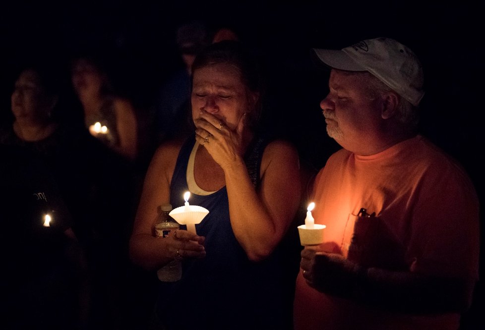 Pieta před baptistickým kostelem v Sutherland Springs (Texas, USA), kde střelec zavraždil 26 lidí.