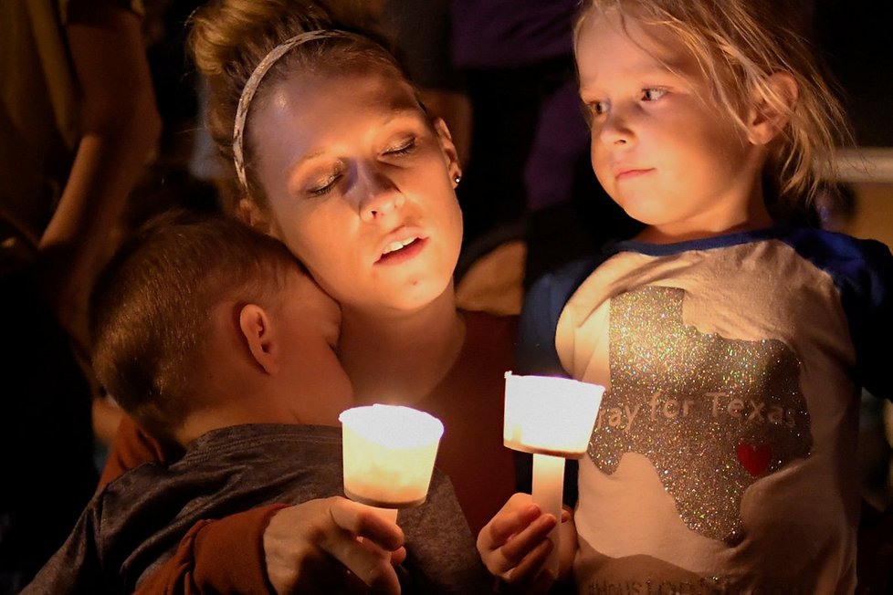 Pieta před baptistickým kostelem v Sutherland Springs (Texas, USA), kde střelec zavraždil 26 lidí.