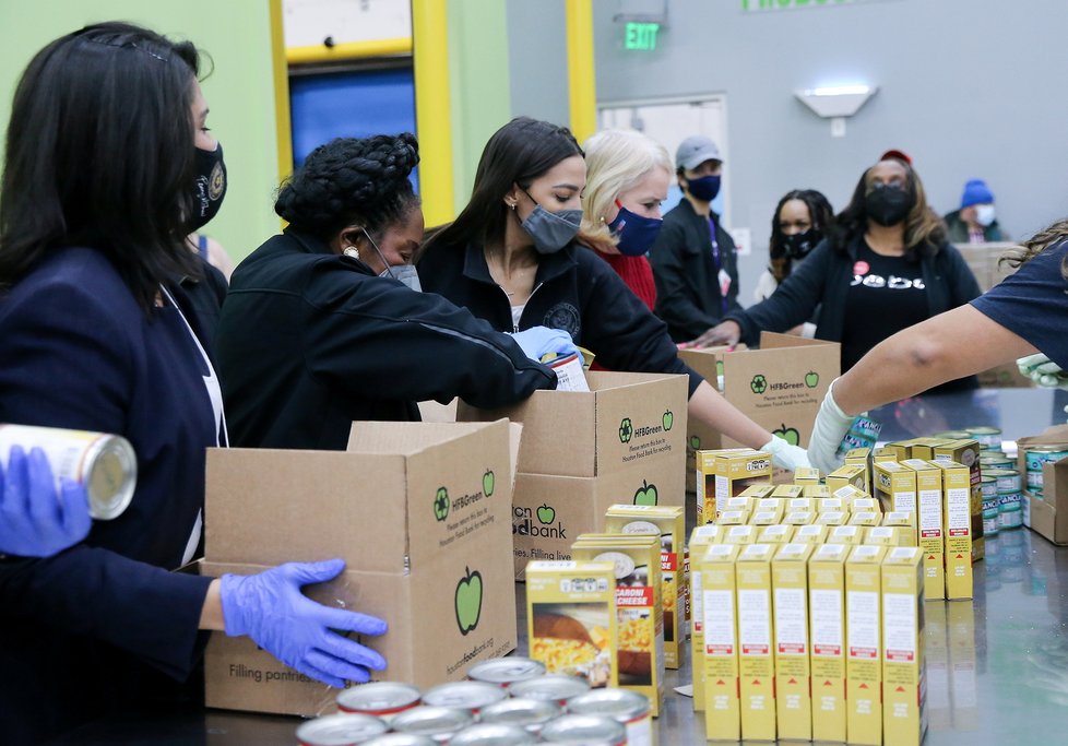 Ženy z potravinové banky v Texasu se snaží distribuovat jídlo potřebným.