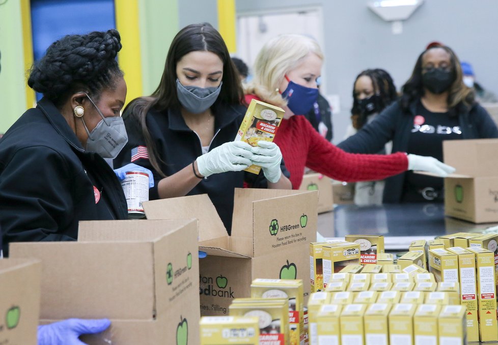 Ženy z potravinové banky v Texasu se snaží distribuovat jídlo potřebným.