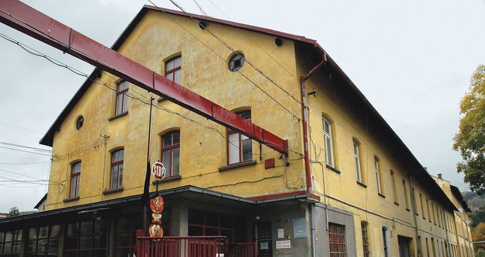 Budova tkalcovny, jejíž pracovníky čeká propouštění a nakonec její uzavření