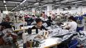 Asijské textilní podniky se potýkají s problémy s nedostatkem energií či pracovníků