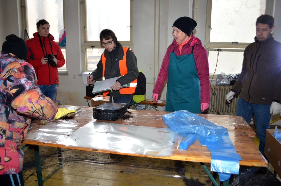 Ohořelé archivy poputují do mrazíren. Mráz zničí bakterie a listiny vysuší. Následně skončí u restaurátorů.