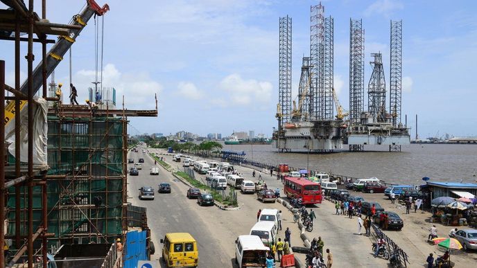 Ropná těžební plošina v nigerijském městě Lagos