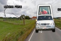 Lži a podrazy politiků? Na louce, kde kázal papež, má být skládka!