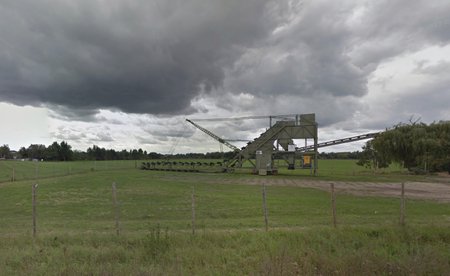 Stroj na těžbu písku tu stojí už delší dobu nelegálně. Zastupitel Huml už podal trestní oznámení