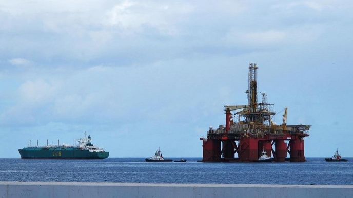 Těžební plošina v přístavu Puerto de La Luz na ostrově Gran Canaria