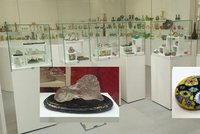 Fotky i květiny zalité ve skle: Unikátní výstava těžítek v Klatovech