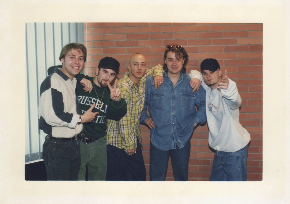 1994 - Host: East 17, rádio: Evropa 2 - S tehdy velmi populární anglickou kapelou, kterou mimo jiné proslavil hit Stay Another Day, natáčeli rozhovor před jejím pražským koncertem. „Zpěvák Milošovi při focení krknul do ucha,“ vzpomněl si Roman.