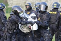 Velká policejní akce: Stovky těžkooděnců zasahovaly v Brně proti demonstrantům a chuligánům!
