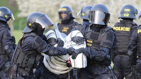 Speciální jednotky policie se na zásah proti fotbalovým fandům a demonstrantům dobře připravily.