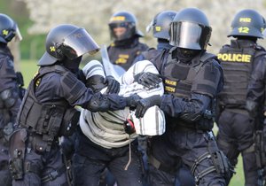 Speciální jednotky policie se na zásah proti fotbalovým fandům a demonstrantům dobře připravily.