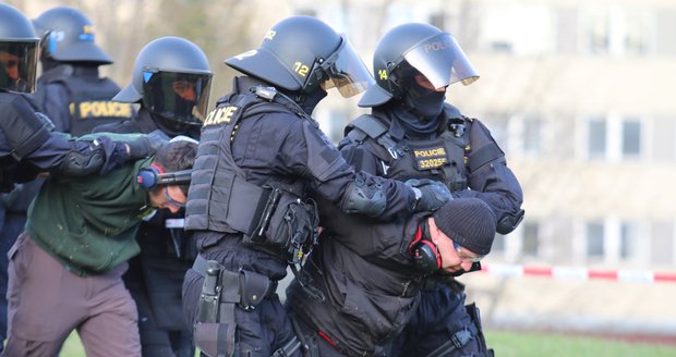 Simulovaný zásah pořádkových jednotek proti demonstrantům