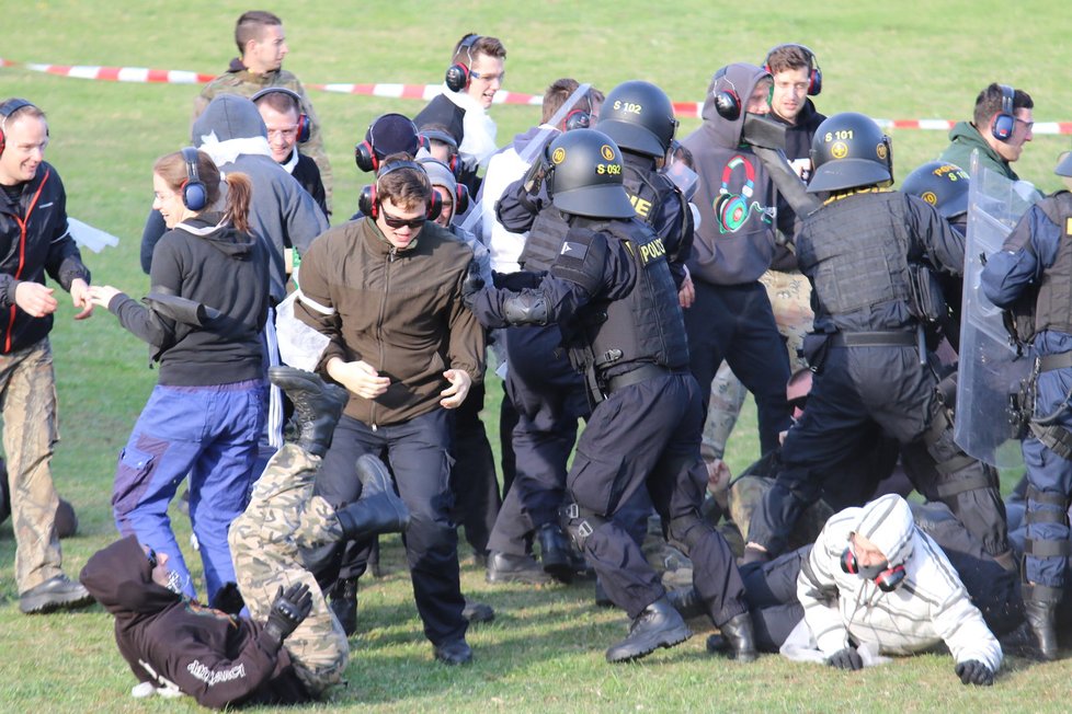 Simulovaný zásah pořádkových jednotek proti demonstrantům.
