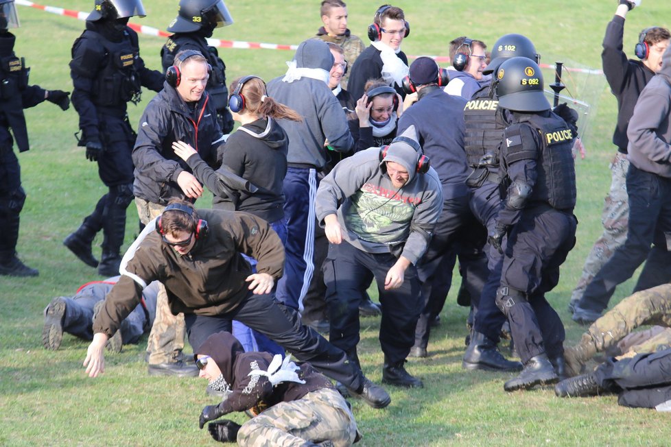 Simulovaný zásah pořádkových jednotek proti demonstrantům.