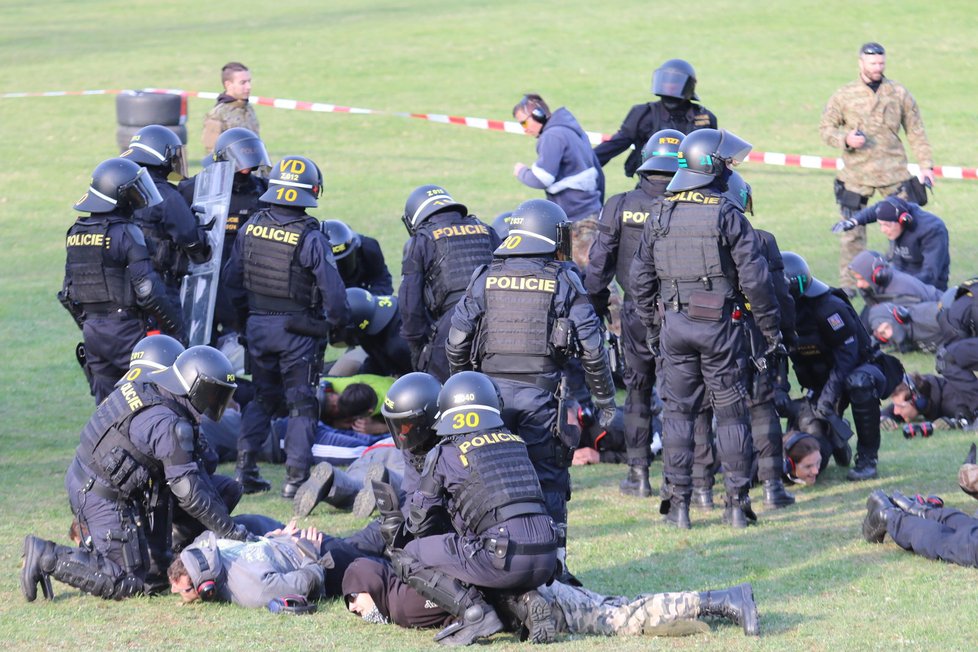 Simulovaný zásah pořádkových jednotek proti demonstrantům.