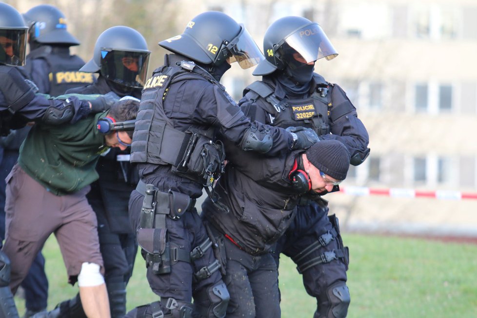 Simulovaný zásah pořádkových jednotek proti demonstrantům.