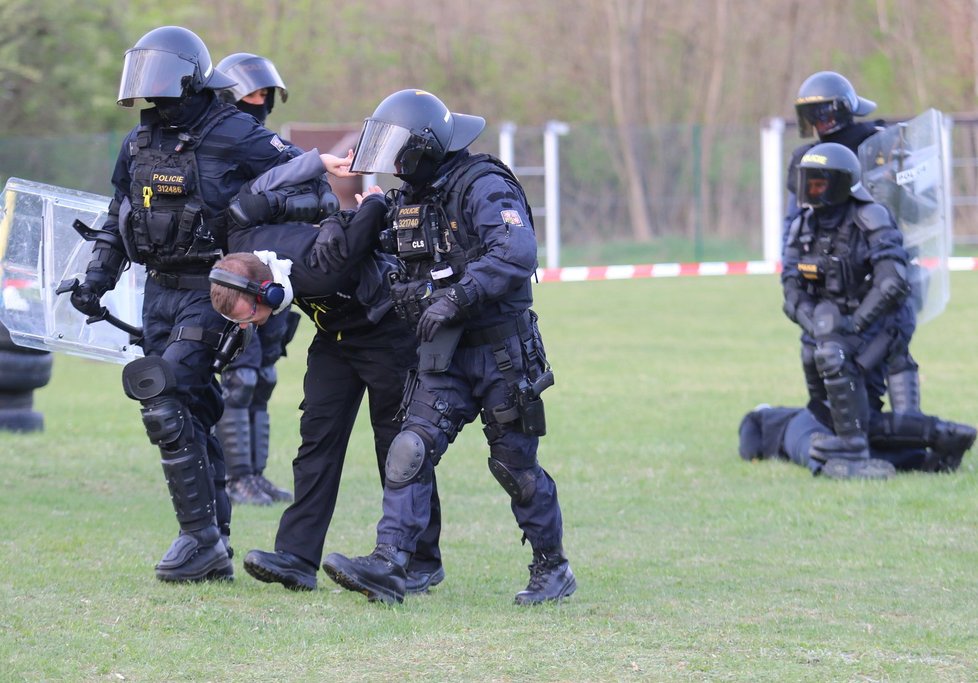 Simulovaný zásah pořádkových jednotek proti demonstrantům.