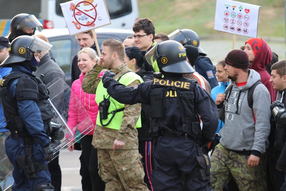 Simulovaný střet demonstrantů a zásah těžkooděnců proti znesvářeným skupinám