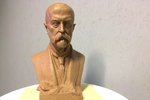 Bustu T. G. Masaryka vyřezal robot Kuka, poté ji dokončil sochař Ladislav Jezbeda. Replika díla Otakara Španiela bude měřit 2,2 metru.