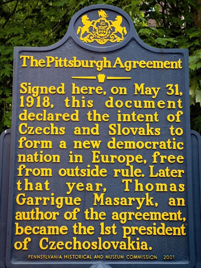 Pamětní ceduli Pittsburské dohody dnes najdete na rohu Sedmé a Pennsylvánské ulice. Pamětní ceduli Pittsburské dohody dnes najdete na rohu Sedmé a Pennsylvánské ulice.
