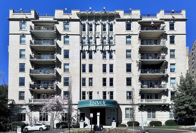 Historická budova Meridian Mansions ve Washingtonu. Dnes se jmenuje The Envoy. Historická budova Meridian Mansions ve Washingtonu. Dnes se jmenuje The Envoy.