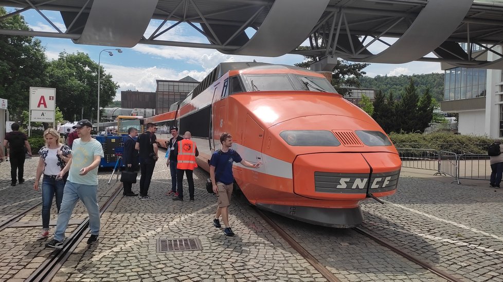 Další železničářská vychytávka na českých kolejích: TGV PSE 16 v Brně na výstavišti.