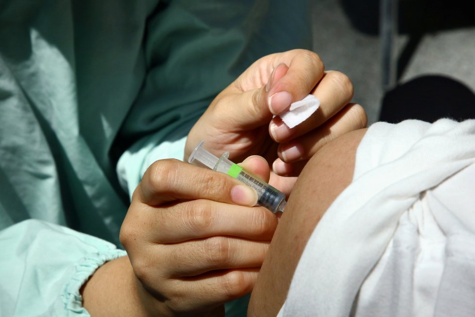 Očkování domácí vakcínou proti covidu na Tchaj-wanu (23.8.2021)