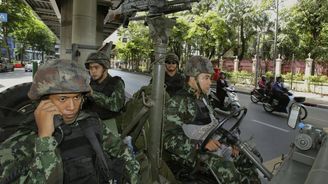 Thajská armáda vyhlásila stanné právo. Vláda je stále u moci