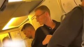 Muž se dožadoval okamžitého otevření dveří.