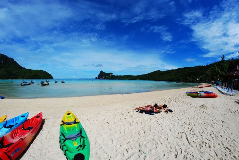 Thajské pláže lákají turisty, nyní jsou ale kvůli tropické bouři prázdné, (ilustrační foto).