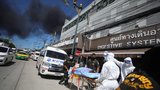 Výbuch v thajské továrně si vyžádal 62 zraněných. Jeden ze záchranářů zemřel