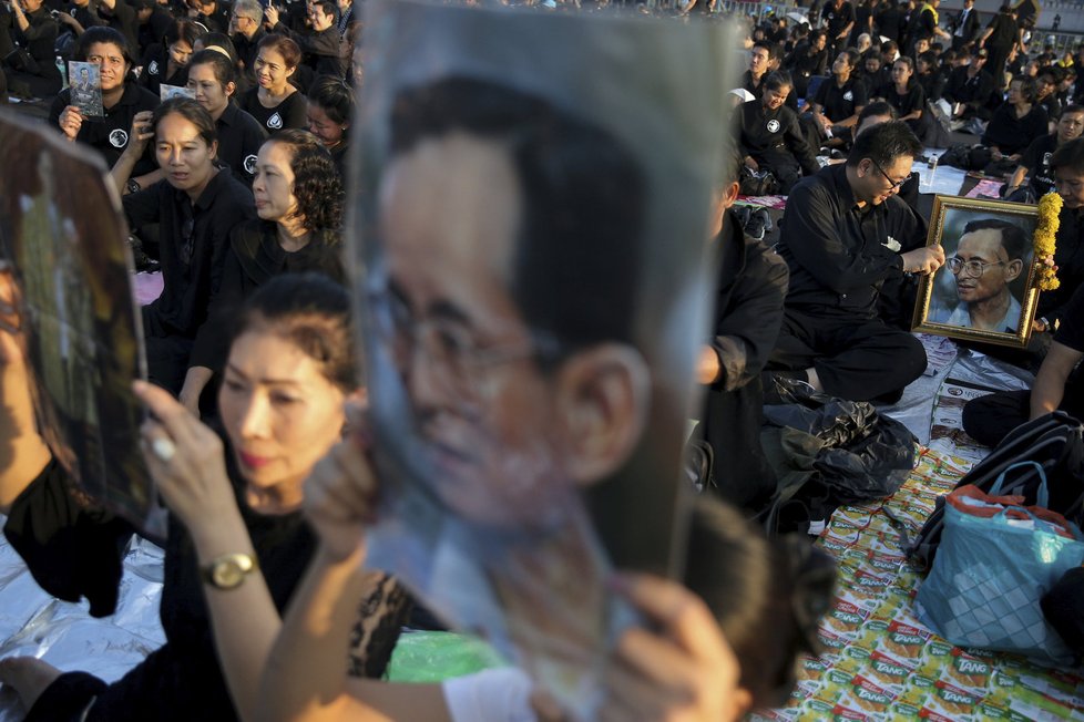 Bangkok truchlí nad ztrátou krále Pchúmipchona Adundéta.