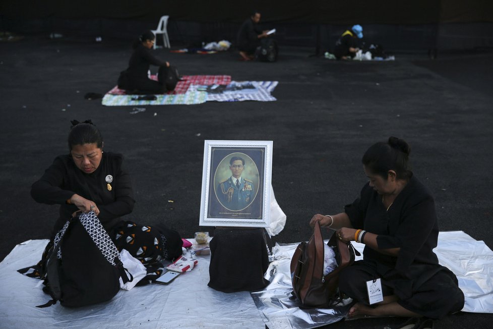 Bangkok truchlí nad ztrátou krále Pchúmipchona Adundéta.