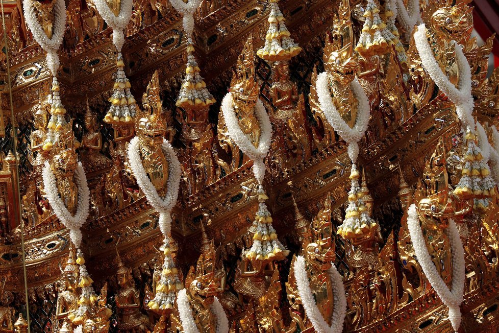 V Bangkoku pohřbili krále Pchúmipchona Adundéta.