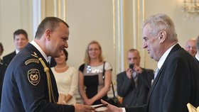 Plk. David Kareš (vlevo), na snímku z roku 2017 s prezidentem Milošem Zemanem při předávání Zlatého záchranářského kříže.