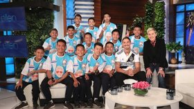 Thajští chlapci z jeskyně v oblíbené americké show moderátorky Ellen DeGeneresové, kde je navštívil Zlatan Ibrahimovic.